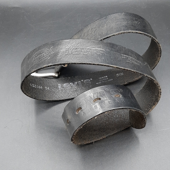 Levi’s Black Leather Belt Vintage Embossed Sz 34 Cowhide Made in Canada - Picture 1 of 6